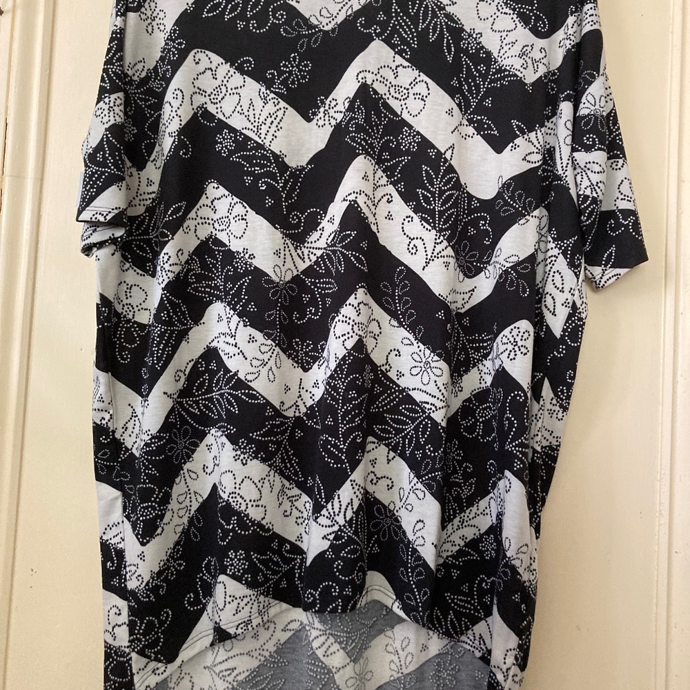 LuLaRoe IRMA High-Low Tunic, XS, Black and White Chevron Design w/Floral Print